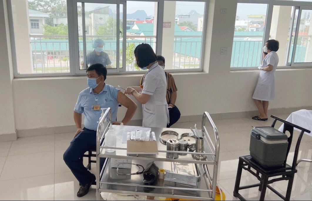 Quảng Ninh tiêm vắc xin Covid-19 cho hơn 70.000 cán bộ, công nhân ngành than