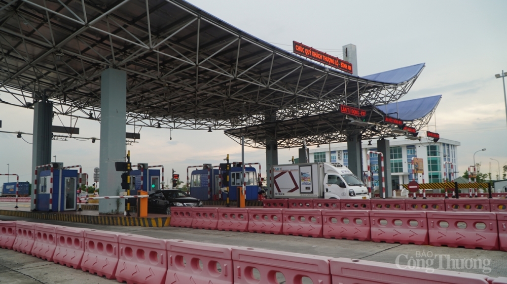 Để được miễn giá vé dịch vụ sử dụng đường bộ tại các trạm thu phí, các phương tiện phải đảm bảo các điều kiện theo quy định.