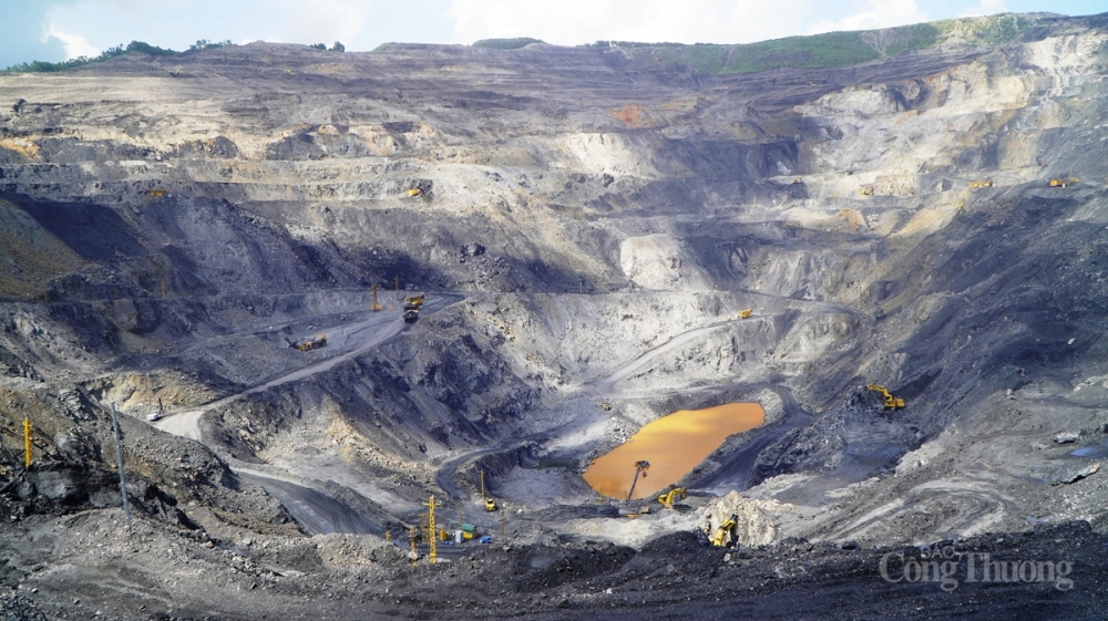 Quảng Ninh đang tích cực tạo điều kiện tháo gỡ khó khăn, vướng mắc về thị trường tiêu thụ, tăng sản lượng tồn kho...để động viên ngành Than tăng tối đa sản lượng, khai thác, góp phần vào tăng trưởng kinh tế GRDP.