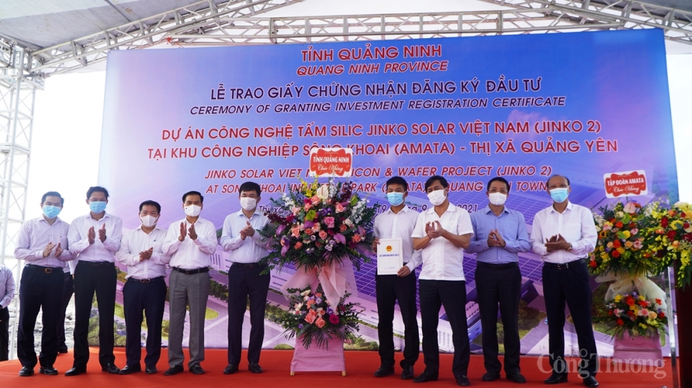 Lãnh đạo Ban Quản lý Khu kinh tế Quảng Ninh trao giấy chứng nhận đầu tư cho lãnh đạo Công ty Jink Solar Việt Nam Lãnh đạo Ban Quản lý Khu kinh tế Quảng Ninh trao giấy chứng nhận đầu tư cho lãnh đạo Công ty Jink Solar Việt Nam