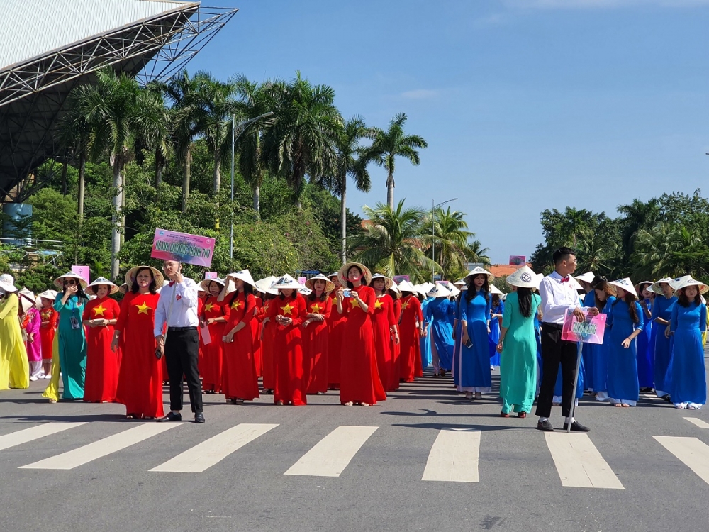 3327-trinh-dien-ao-dai-2