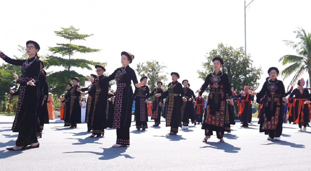 3329-trinh-dien-ao-dai-3