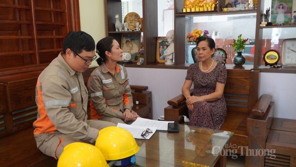 án bộ Điện lực TP Hạ Long tuyên truyền cho người dân trên địa bàn về các giải pháp sử dụng năng lượng tiết kiệm và hiệu quả. 2207-tiet-kiem-nang-luong-2