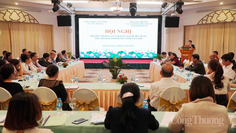 Đại diện các đơn vị nghe phổ biến các quy định của Luật Bảo vệ quyền lợi người tiêu dùng. 5140-bao-ve-nguoi-tieu-dung-1