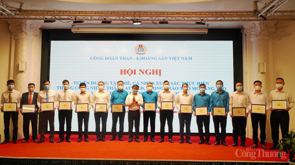 Các cá nhân được trao thưởng trong phong trào Thợ mỏ sáng tạo tại điểm cầu Hạ Long Các cá nhân được trao thưởng trong phong trào Thợ mỏ sáng tạo tại điểm cầu Hạ Long