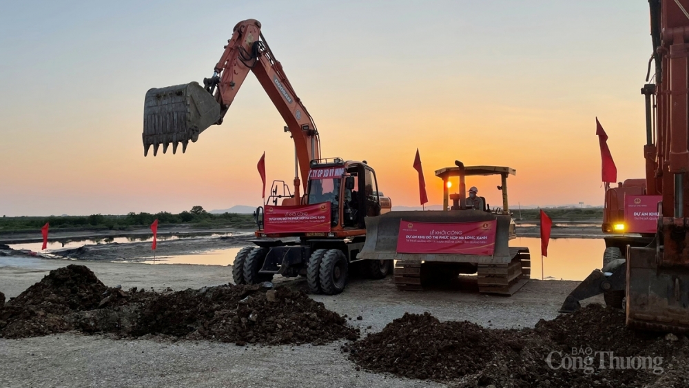 Nhà đầu tư huy động phương tiện, thiết bị triển khai dự án ngay sau lễ khởi công. Nhà đầu tư huy động phương tiện, thiết bị triển khai dự án ngay sau lễ khởi công.