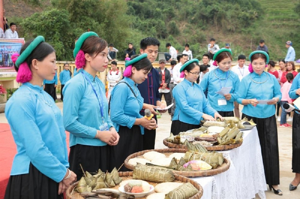 Thi giã bánh dày và trình bày mâm cỗ.