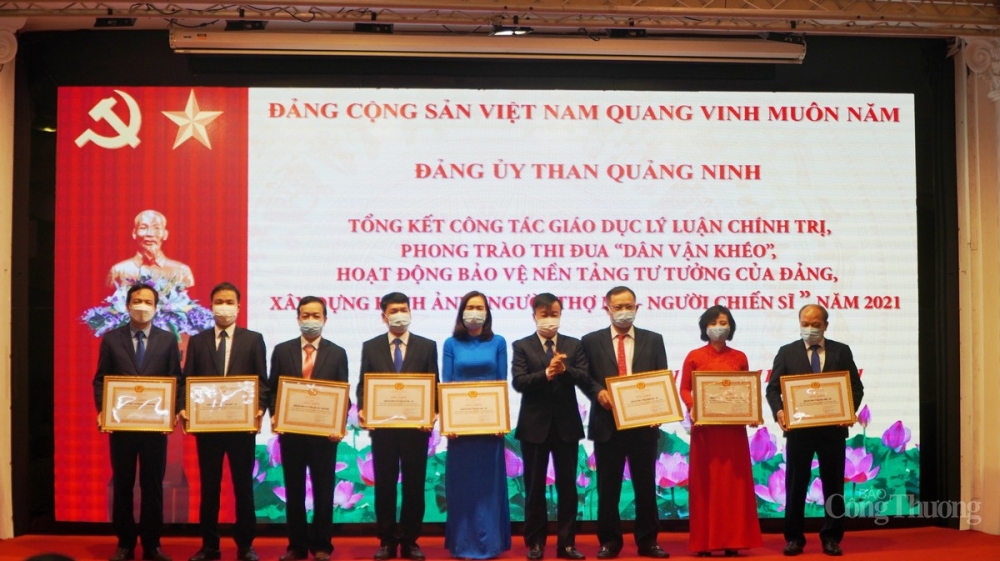 Nhiều Đảng bộ được trao tặng bằng khen tại buổi tổng kết Nhiều Đảng bộ được trao tặng bằng khen tại buổi tổng kết