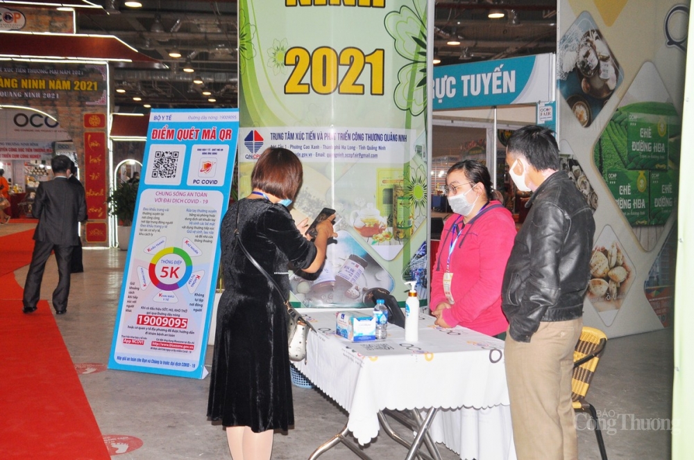 và đeo khẩu trang đảm bảo an toàn phòng dịch