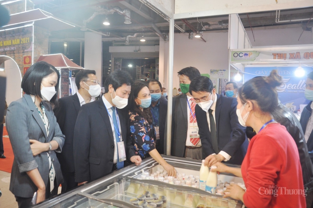 Các đại biểu thăm các gian hàng OCOP tại Hội chợ