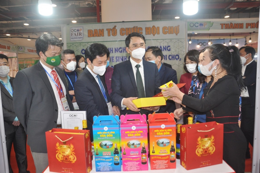 Hội chợ OCOP là dịp để du khách được tham quan, mua sắm nhiều sản vật địa phương Hội chợ OCOP là dịp để du khách được tham quan, mua sắm nhiều sản vật địa phương