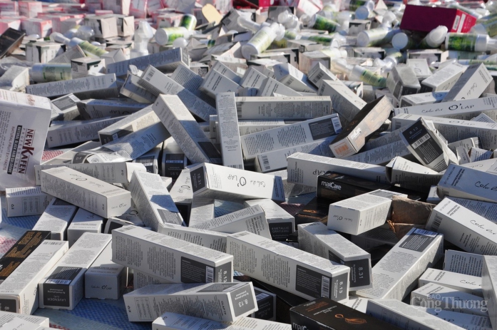 Các mặt hàng bị tiêu hủy đều là những mặt hàng không rõ nguồn gốc, hàng không đủ điều kiện lưu thông trên thị trường Các mặt hàng bị tiêu hủy đều là những mặt hàng không rõ nguồn gốc, hàng không đủ điều kiện lưu thông trên thị trường