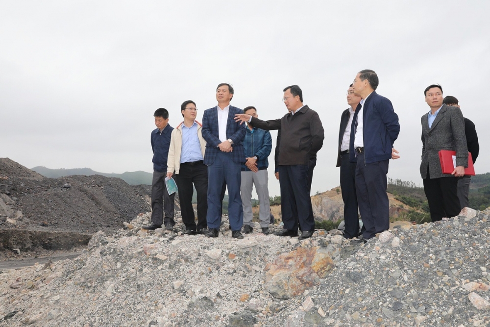 1515-khai-thac-dat-da-tu-mo-than-1