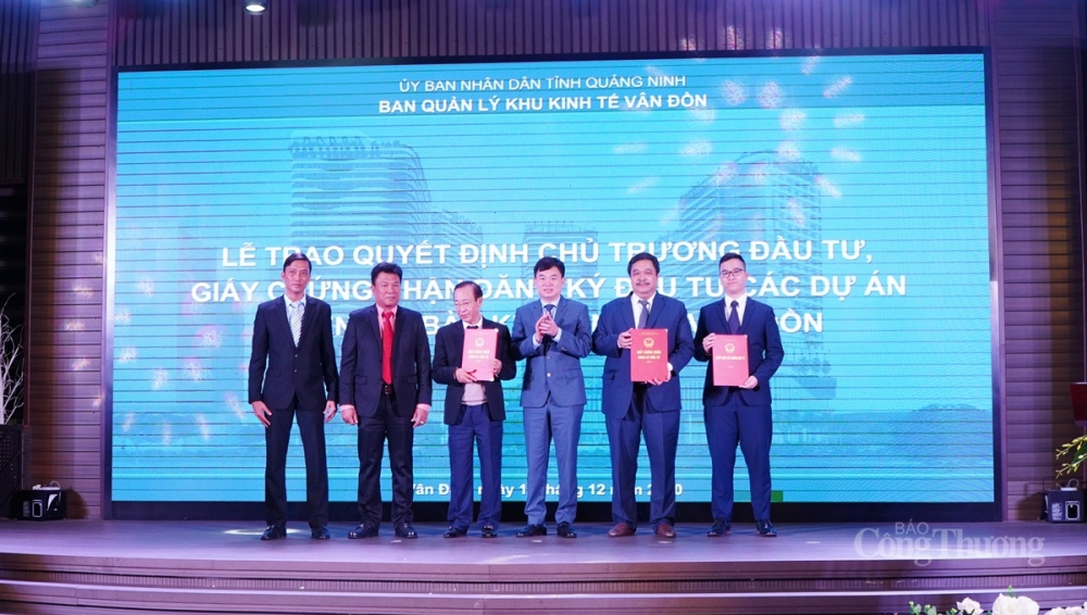 Lãnh đạo tỉnh Quảng Ninh trao giấy chứng nhận đăng ký đầu tư cho doanh nghiệp 0813-khu-kinh-te-van-don-2