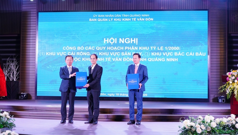 Cao Tường Huy, Phó Chủ tịch Thường trực UBND tỉnh, Trưởng Ban quản lý Khu kinh tế Vân Đồn đã trao Quyết định phê duyệt các quy hoạch phân khu 0837-khu-kinh-te-van-don-1