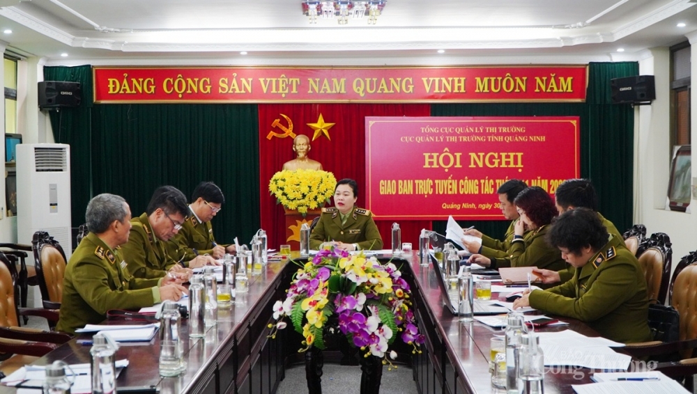 Chu Thị Thu Hương, Phó Tổng Cục Trưởng Cục QLTT ghi nhận và biểu dương những thành tích mà Cục QLTT tỉnh Quảng Ninh đã đã đạt được trong năm 2020 0426-quan-ly-thi-truong