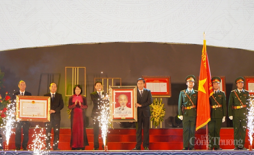 Phó Chủ tịch nước Đặng Thị Ngọc Thịnh đã trao tặng Huân chương Độc lập hạng Nhì cho Thị xã Quảng Yên. 4559-khu-kinh-te-quang-yen-4