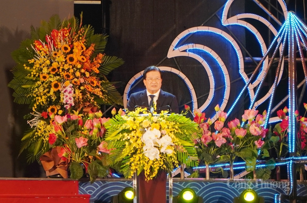 Phó Thủ tướng biểu dương và chúc mừng những thành tựu mà Đảng bộ, chính quyền, quân và dân tỉnh Quảng Ninh và thị xã Quảng Yên đã đạt được trong thời gian vừa qua. 4602-khu-kinh-te-quang-yen-6