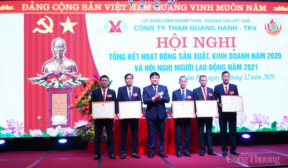 Các tập thể, cá nhân được khen thưởng tại hội nghị 5120-than-quang-hanh-2