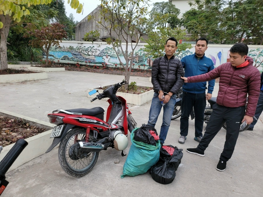 Hoàng( áo đen) và số tang vật bị thu giữ Hoàng( áo đen) và số tang vật bị thu giữ