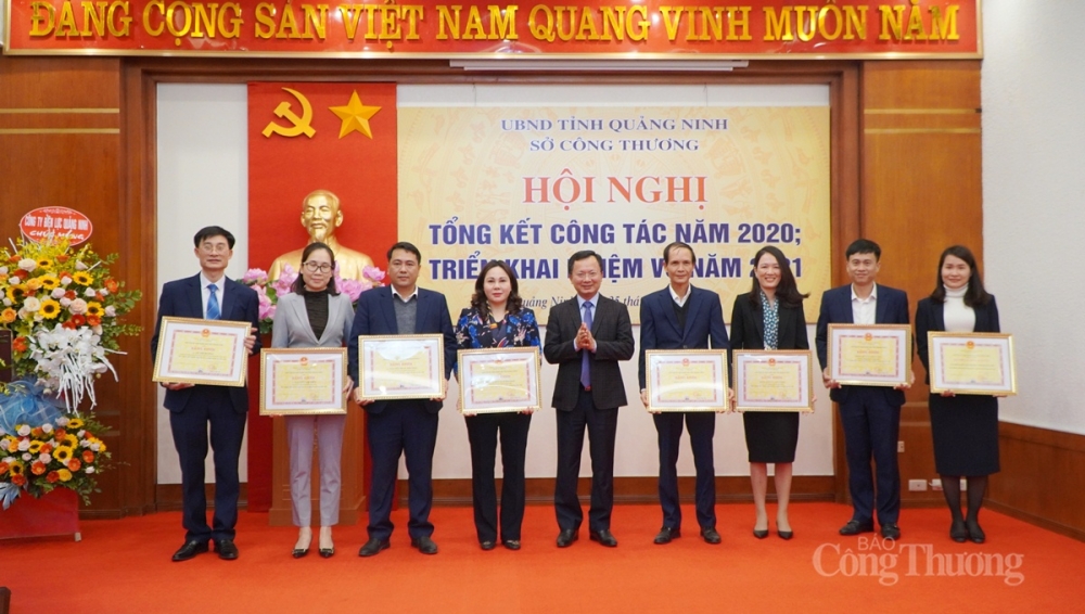 Các cá nhân UBND tỉnh đã tặng bằng khen cho 5 tập thể và 3 cá nhân Sở Công thương có thành tích xuất sắc trong công tác thi đua 2020.