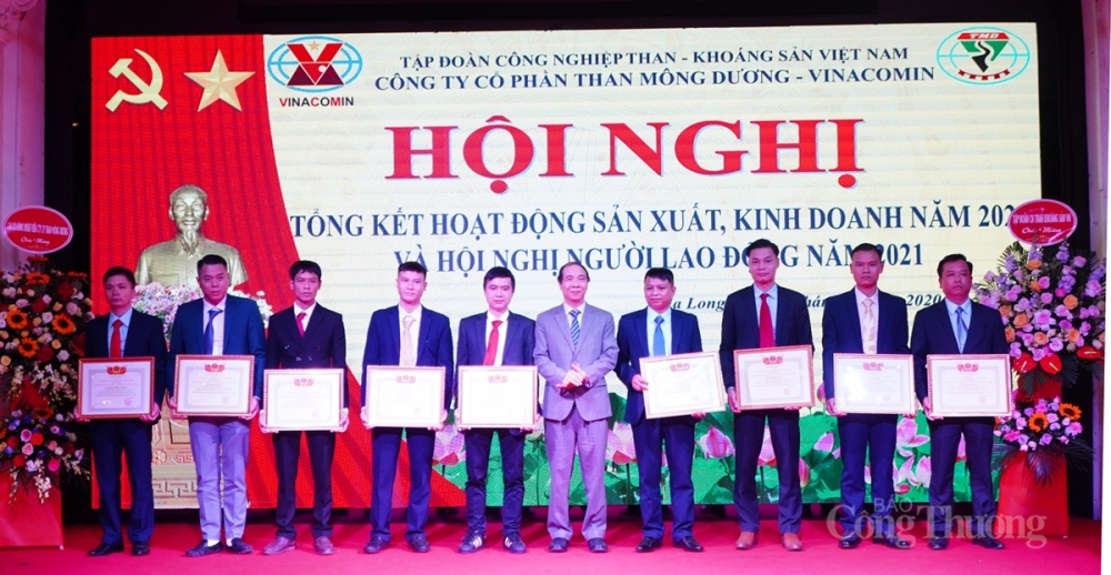 Lãnh đạo Tập đoàn TKV trao tặng bằng khen cho các tập thể, cá nhân có thành tích xuất sắc trong năm 2020