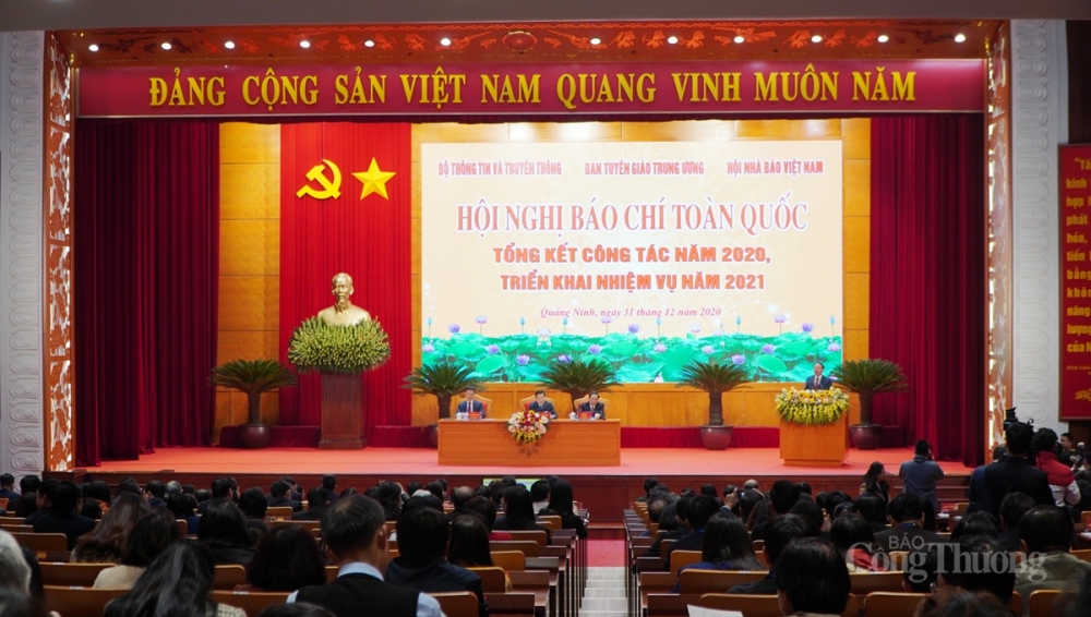Khoảng 800 đại biểu đại diện cơ quan quản lý, cơ quan chủ quản, lãnh đạo các báo, đài toàn quốc đã tham dự Hội nghị toàn quốc tổng kết công tác báo chí năm 2020
