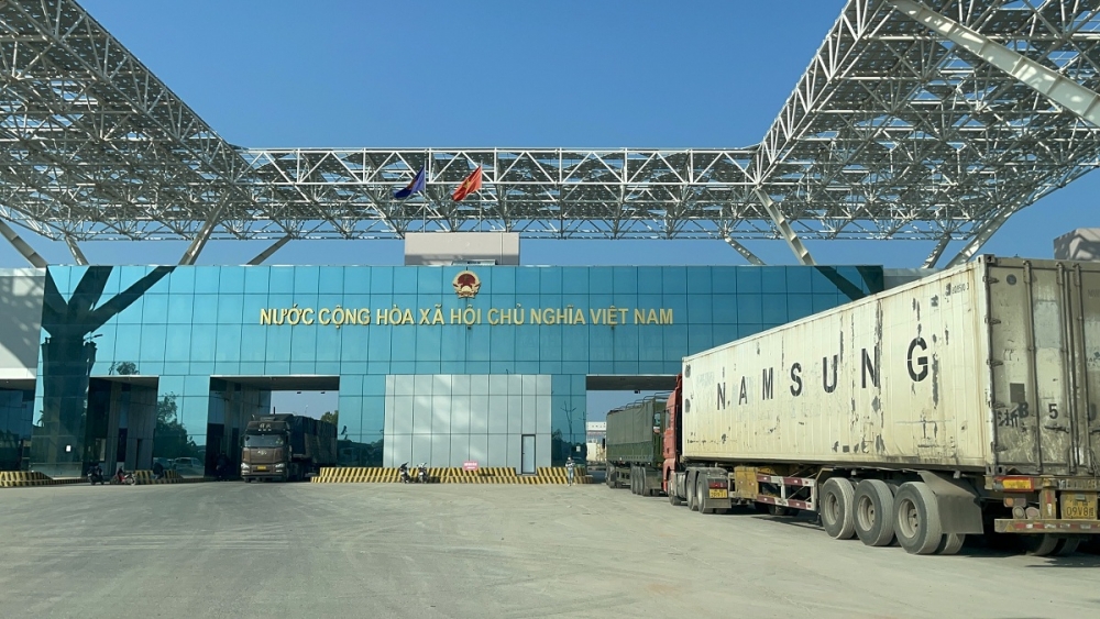 UBND tỉnh Quảng Ninh đang tiếp tục cùng các lực lượng tại cửa khẩu tổ chức điện đàm, trao đổi đề nghị nước bạn tạo điều kiện thuận lợi nhằm gia tăng thêm số lượng container được thông quan UBND tỉnh Quảng Ninh đang tiếp tục cùng các lực lượng tại cửa khẩu tổ chức điện đàm, trao đổi đề nghị nước bạn tạo điều kiện thuận lợi nhằm gia tăng thêm số lượng container được thông quan