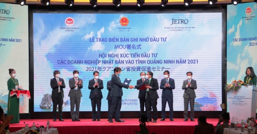 Đại diện Tập đoàn Amata tại Quảng Ninh và đại diện Tập đoàn Marubeni (Nhật Bản) trao biên bản ghi nhớ hợp tác. Đại diện Tập đoàn Amata tại Quảng Ninh và đại diện Tập đoàn Marubeni (Nhật Bản) trao biên bản ghi nhớ hợp tác.