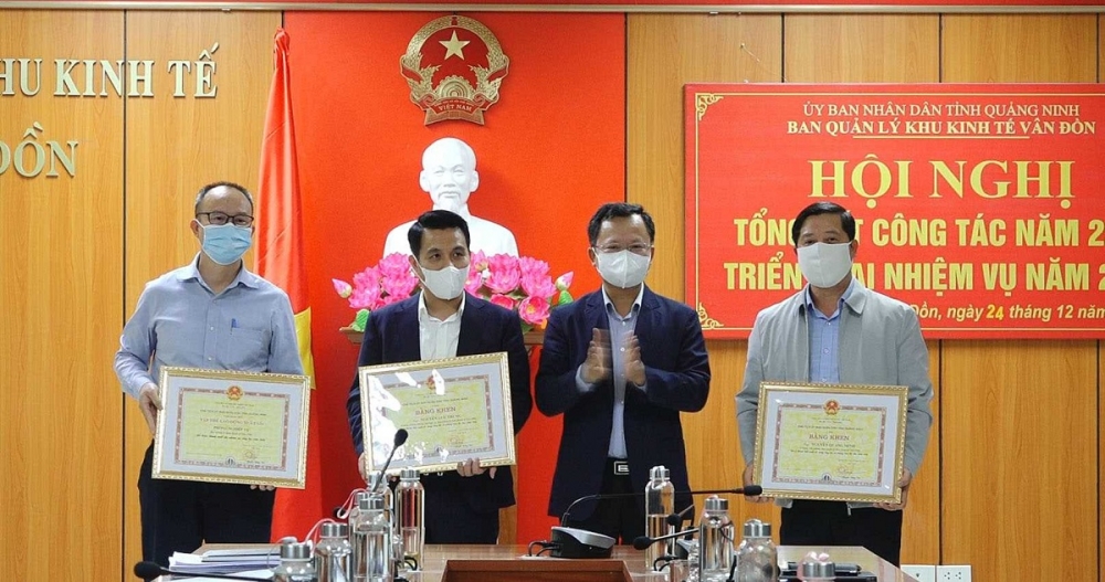 Lãnh đạo UBND tỉnh Quảng Ninh tặng giấy khen của BQL KKT Vân Đồn cho các tập thể, cá nhân  đã có thành tích trong thực hiện nhiệm vụ công tác và phong trào thi đua năm 2021.