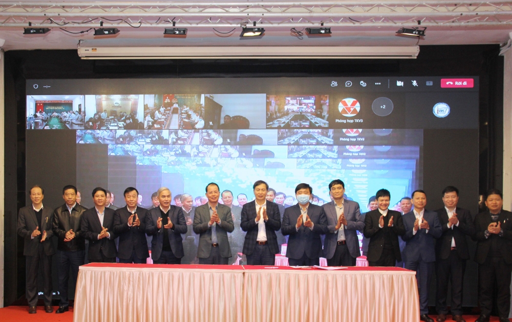 Tổng Giám đốc Tập đoàn TKV và Giám đốc các đơn vị thành viên ký kết hợp đồng phối hợp kinh doanh năm 2022 Tổng Giám đốc Tập đoàn TKV và Giám đốc các đơn vị thành viên ký kết hợp đồng phối hợp kinh doanh năm 2022