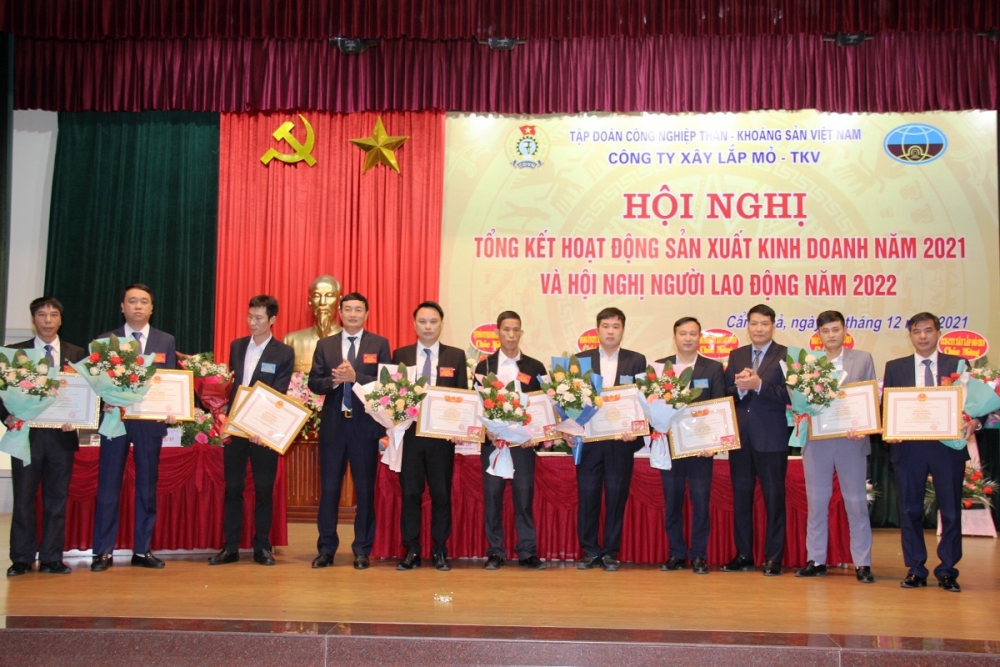 Các tập thể, cá nhân được trao tặng bằng khen tại hội nghị Các tập thể, cá nhân được trao tặng bằng khen tại hội nghị