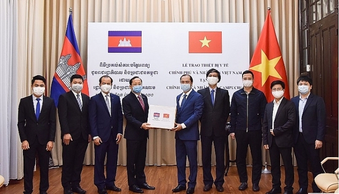 Vietnam gives medical equipment to Laos, Cambodia vietnam gives medical equipment to laos cambodia