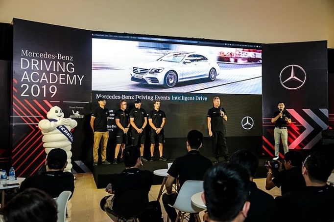 Nâng cao kỹ năng lái xe tại Mercedes-Benz Driving Academy 2019 nang cao ky nang lai xe tai mercedes benz driving academy 2019