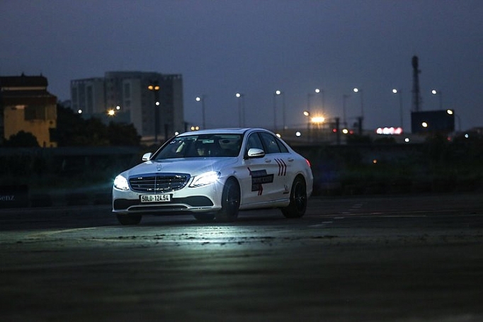 Nâng cao kỹ năng lái xe tại Mercedes-Benz Driving Academy 2019 nang cao ky nang lai xe tai mercedes benz driving academy 2019