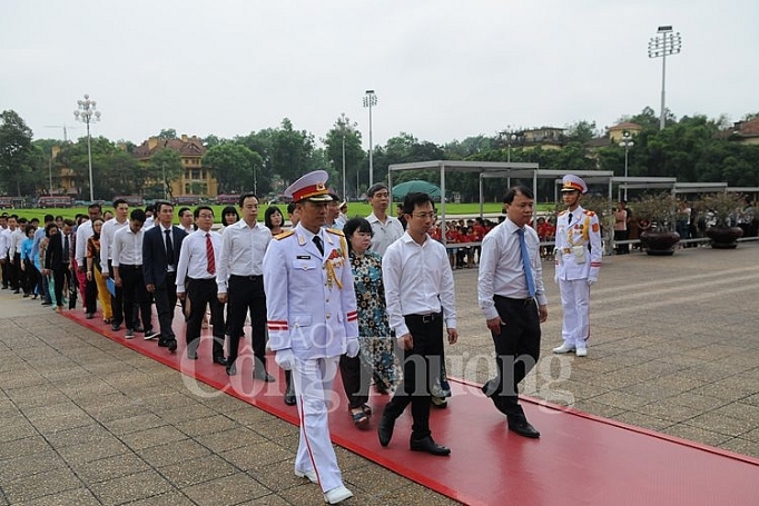 Báo công dâng Bác kết quả 10 năm thực hiện Cuộc vận động “Người Việt Nam ưu tiên dùng hàng Việt Nam” bao cong dang bac ket qua 10 nam thuc hien cuoc van dong nguoi viet nam uu tien dung hang viet nam