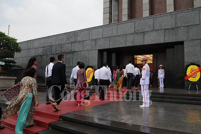 Báo công dâng Bác kết quả 10 năm thực hiện Cuộc vận động “Người Việt Nam ưu tiên dùng hàng Việt Nam” bao cong dang bac ket qua 10 nam thuc hien cuoc van dong nguoi viet nam uu tien dung hang viet nam