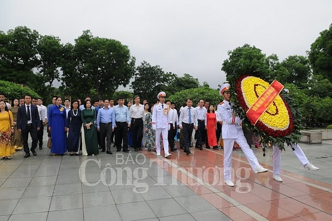 Báo công dâng Bác kết quả 10 năm thực hiện Cuộc vận động “Người Việt Nam ưu tiên dùng hàng Việt Nam” bao cong dang bac ket qua 10 nam thuc hien cuoc van dong nguoi viet nam uu tien dung hang viet nam