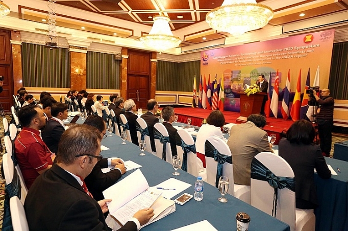 Đối thoại giữa nhà khoa học và hoạch định chính sách hướng tới phát triển bền vững doi thoai giua nha khoa hoc va hoach dinh chinh sach huong toi phat trien ben vung