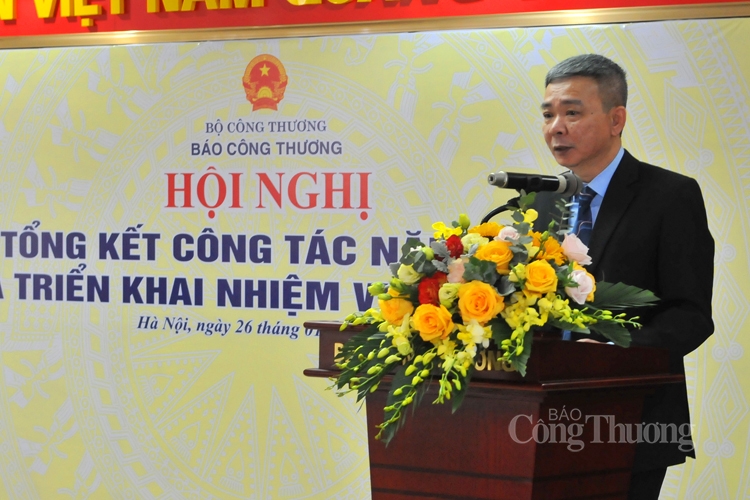 ông Nguyễn Tiến Cường, Phó Tổng biên tập Báo Công Thương báo cáo kết quả công tác của Báo Công Thương