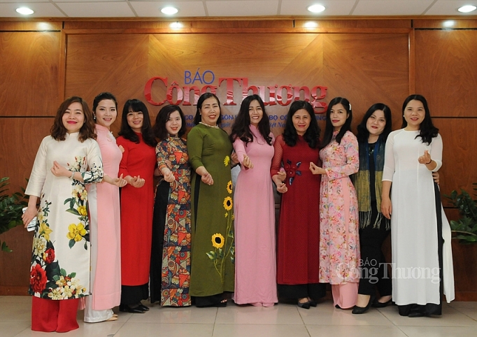 phu nu nganh cong thuong duyen dang trong ta ao dai