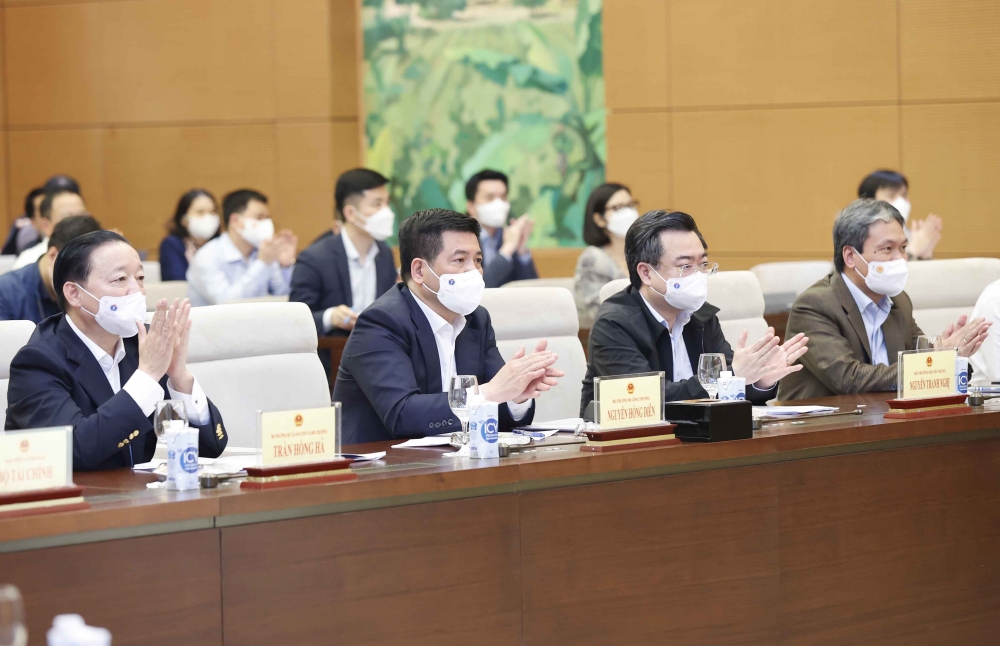 Phiên chất vấn và trả lời chất vấn: Cùng làm sáng tỏ vấn đề để tạo chuyển biến trong các lĩnh vực Phiên chất vấn và trả lời chất vấn: Cùng làm sáng tỏ vấn đề để tạo chuyển biến trong các lĩnh vực