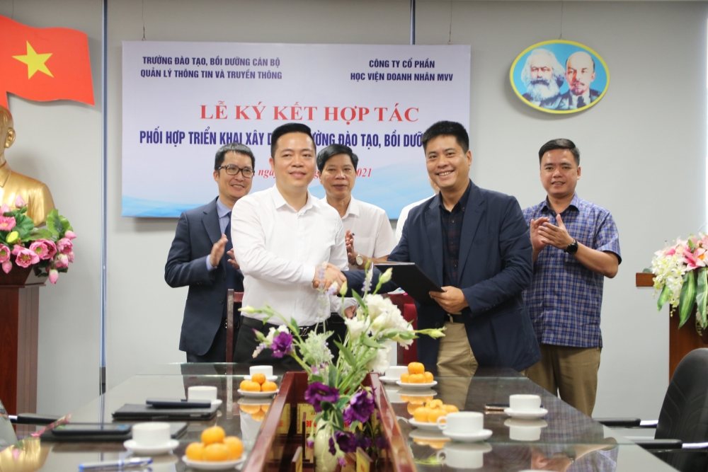 TS. Đinh Đức Thiện - Hiệu trưởng Trường Đào tạo, bồi dưỡng cán bộ quản lý Thông tin và Truyền thông (hàng trước, bên trái) và Ông Bùi Đức Quân - Giám đốc điều hành Học viện Doanh Nhân MVV (hàng trước, bên phải) tại lễ ký kết TS. Đinh Đức Thiện - Hiệu trưởng Trường Đào tạo, bồi dưỡng cán bộ quản lý Thông tin và Truyền thông (hàng trước, bên trái) và Ông Bùi Đức Quân - Giám đốc điều hành Học viện Doanh Nhân MVV (hàng trước, bên phải) tại lễ ký kết