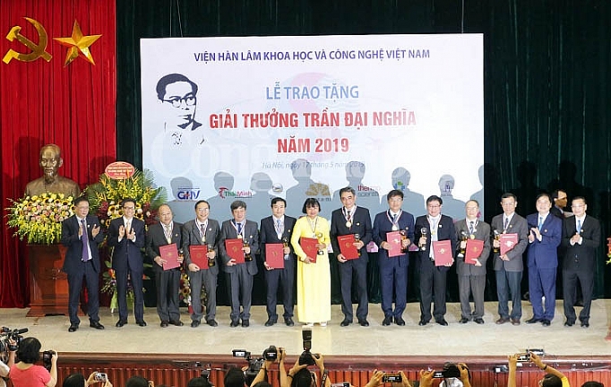 Khoa học và công nghệ là con đường duy nhất để chúng ta vươn lên khoa hoc va cong nghe la con duong duy nhat de chung ta vuon len