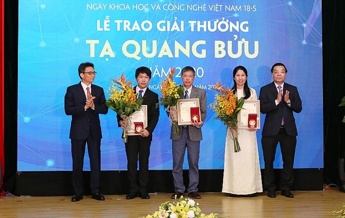 Giải thưởng Tạ Quang Bửu: Nguồn động viên lớn cho các nhà khoa học giai thuong ta quang buu nguon dong vien lon cho cac nha khoa hoc