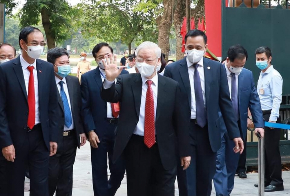 Tổng Bí thư Nguyễn Phú Trọng đến khu vực bỏ phiếu số 4, phường Nguyễn Du, Quận Hai Bà Trưng, TP. Hà Nội Tổng Bí thư Nguyễn Phú Trọng đến khu vực bỏ phiếu số 4, phường Nguyễn Du, Quận Hai Bà Trưng, TP. Hà Nội