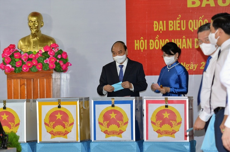 Chủ tịch nước Nguyễn Xuân Phúc và phu nhân là những công dân đầu tiên thực hiện nghĩa vụ công dân tại thị trấn Củ Chi, huyện Củ Chi Chủ tịch nước Nguyễn Xuân Phúc và phu nhân là những công dân đầu tiên thực hiện nghĩa vụ công dân tại thị trấn Củ Chi, huyện Củ Chi