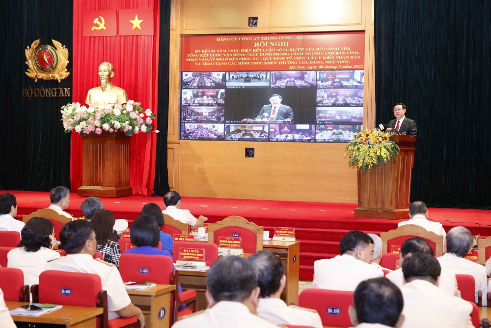 Chủ tịch Quốc hội Vương Đình Huệ: Phải luôn khắc ghi và thực hiện tốt 6 điều Bác Hồ dạy công an nhân dân Chủ tịch Quốc hội Vương Đình Huệ: Phải luôn khắc ghi và thực hiện tốt 6 điều Bác Hồ dạy công an nhân dân