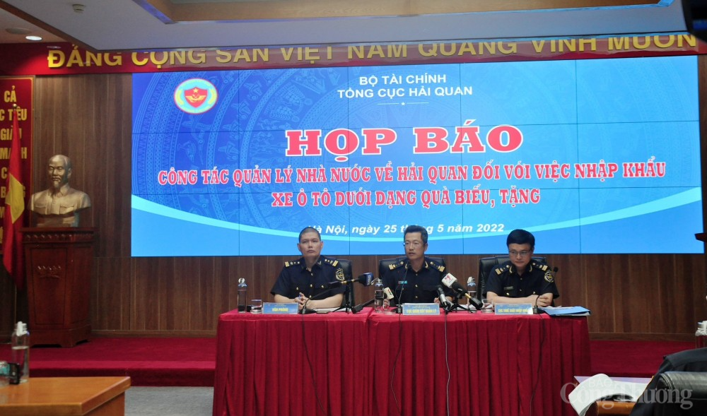 Nhập khẩu ô tô dưới dạng quà biếu tặng: Nếu phát hiện sai phạm sẽ xử lý nghiêm Nhập khẩu ô tô dưới dạng quà biếu tặng: Nếu phát hiện sai phạm sẽ xử lý nghiêm