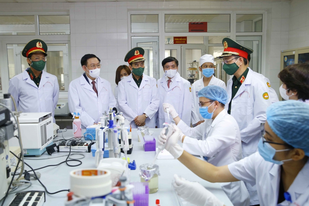 Chủ tịch Quốc hội Vương Đình Huệ đã tham quan phòng thí nghiệm nghiên cứu, sản xuất vắc-xin tại tòa nhà Trung tâm nghiên cứu y dược học quân sự, thuộc Học viện Quân y